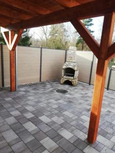 Un patio con una cerca y un pozo de fuego. en Wohnung am Waldesrand für Monteure, en Gräfenhainichen