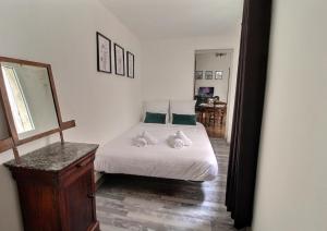 ブールジュにあるLe Logis d'Henri by PRIMO C0NCIERGERIEの枕が2つ置かれたベッドのある寝室