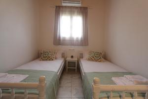 Postel nebo postele na pokoji v ubytování Villa Rouvis with outdoor Hot Tub + 36 fotografií