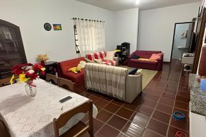 a living room with two couches and a table at Casa Alpe de Itapeva in Itapeva