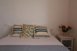 Postel nebo postele na pokoji v ubytování Villa Rouvis with outdoor Hot Tub