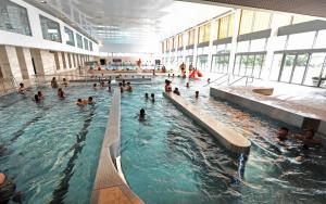 un gruppo di persone in una piscina in un edificio di La Maison de Riviere a Bourg-Charente