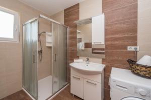 Et badeværelse på Apartment Brevilacqua + 12 billeder