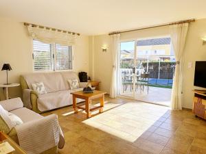 een woonkamer met een bank en een tafel bij Villa en la Playa I 5BR I 5 WC I Piscina Privada in Sueca