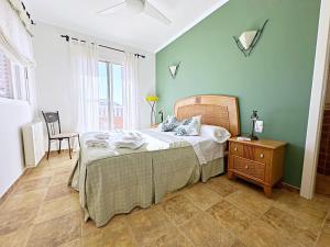 een slaapkamer met een bed en een tafel met een stoel bij Villa en la Playa I 5BR I 5 WC I Piscina Privada in Sueca +77 foto's