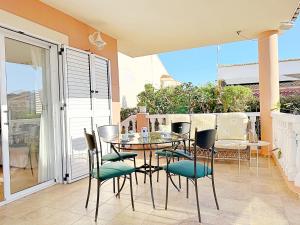 een eetkamer met een tafel en stoelen op een balkon bij Villa en la Playa I 5BR I 5 WC I Piscina Privada in Sueca