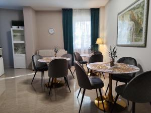 ラヴェンナにあるArtemis Roomsのダイニングルーム(テーブル2台、椅子付)