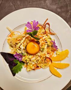 een bord eten met een ei erop bij Lou moulinou in Saint-Julien-de-Cassagnas