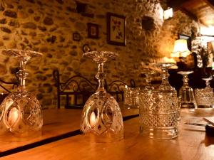 een tafel met daarop een aantal glazen vazen bij Lou moulinou in Saint-Julien-de-Cassagnas