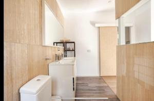 un baño con inodoro y lavabo en Apartamento con Vistas al mar y jacuzzi privado, en Santa Cruz de Tenerife 38 fotos más