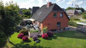 an aerial view of a house with a yard at Ferienhaus Bleicken in Morsum