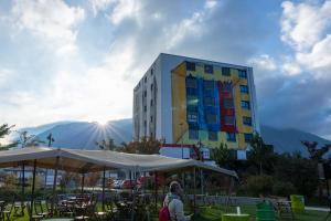 een gebouw met tafels en stoelen voor een gebouw bij Martigny Boutique-Hôtel in Martigny-Ville