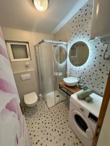 Un baño con ducha, inodoro y lavabo. en Apartment ELA enjoy breathtaking seaview, en Seline 24 fotos más