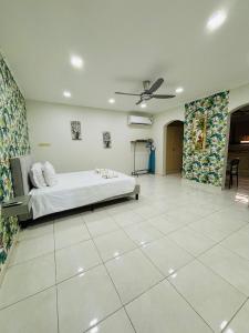 Ένα ή περισσότερα κρεβάτια σε δωμάτιο στο Vibrant Studio Near the Beach