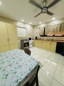 Η κουζίνα ή μικρή κουζίνα στο Vibrant Studio Near the Beach