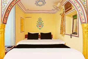 Postel nebo postele na pokoji v ubytování Hotel Khandaka Palace- The Heritage Property