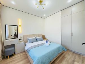 - une chambre avec un lit doté d'un ours en peluche dans l'établissement Уютная евродвушка возле Mega Silkway!, à Zhezdi