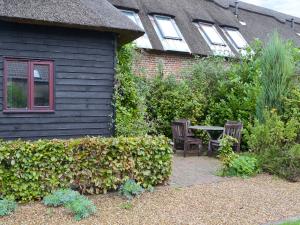 Κήπος έξω από το Chive - E4326