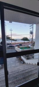 Apartamento Pé na areia في فيلا فيلها: منظر على شاطئ من النافذة