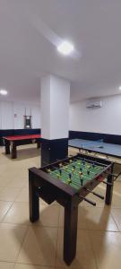 Apartamento Pé na areia في فيلا فيلها: غرفة مع طاولة عليها كرات