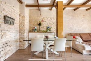 Un comedor con una mesa y sillas blancas. en Apartamento con Vistas al mar y jacuzzi privado, en Santa Cruz de Tenerife