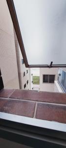 Apartamento Pé na areia في فيلا فيلها: منظر من نافذة في مبنى