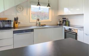 Kuchyň nebo kuchyňský kout v ubytování 3 Bedroom Gorgeous Home In Knebel