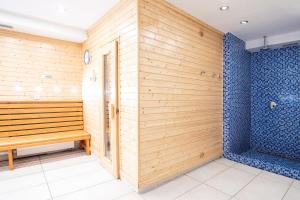 een sauna met houten wanden en een bank bij Penzion Avionika in Kovářská