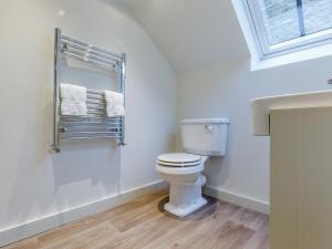 une salle de bain blanche avec toilettes et fenêtre dans l'établissement Willow Cottage At Naze Farm-Uk32760, à Chinley