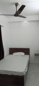 Ένα ή περισσότερα κρεβάτια σε δωμάτιο στο Shree Hari Guest House