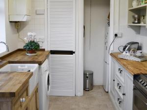 eine Küche mit Spüle und Geschirrspüler in der Unterkunft Cedars in Fordwich