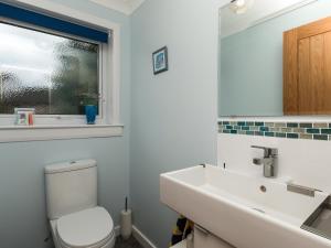 een badkamer met toilet, wastafel en raam bij Sheeoch in Comrie