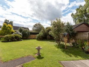 een tuin met een vogelbad in het gras bij Sheeoch in Comrie