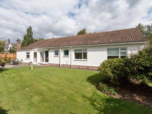 een wit huis met een tuin ervoor bij Sheeoch in Comrie +17 foto's