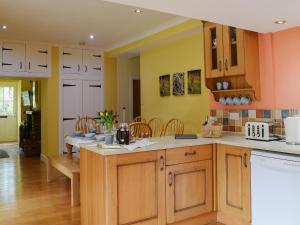 eine Küche mit Tisch und ein Esszimmer in der Unterkunft Grace's Cottage in Port of Menteith + 23 Fotos