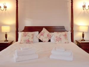 SculthorpeにあるKingfisher Barnのベッドとタオル2枚のある寝室