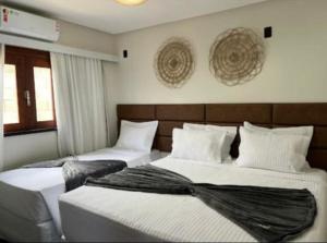 zwei Betten in einem Hotelzimmer mit Röcken in der Unterkunft Pousada Encantos do Coqueiro in Luis Correia + 18 Fotos