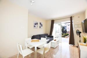 TV a/nebo společenská místnost v ubytování Book Jet - Arena Apartment Pool & WIFI alisios