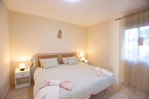 Postel nebo postele na pokoji v ubytování Book Jet - Arena Apartment Pool & WIFI alisios + 7 fotografií