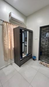 a bathroom with a large mirror and a window at Kuala Kubu Bharu Guesthouse Hotel in Kuala Kubu Baharu