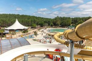 Swimmingpoolen hos eller tæt på Mobil home G107 Camping les VIGNES Lit-et-Mixe