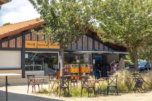 En restaurant eller et andet spisested på Mobil home G107 Camping les VIGNES Lit-et-Mixe