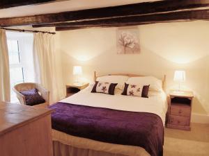 ein Schlafzimmer mit einem großen Bett und zwei Lampen in der Unterkunft Nan-Tis in St. Issey