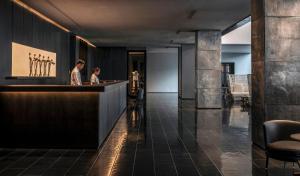 Een man en een vrouw aan een bar in een lobby. bij COMO Metropolitan Bangkok in Bangkok +73 foto's