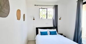 Ένα ή περισσότερα κρεβάτια σε δωμάτιο στο Lazura - Cozy Beachfront Apartment - Pointe aux Biches