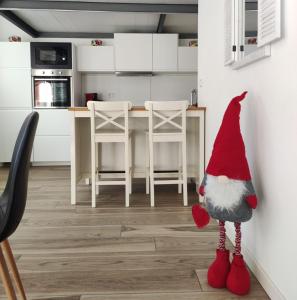 ピゾーニェにあるAros Mountain Lake Iseo Hospitaliyのキッチンに立っているサンタクロースのおもちゃ
