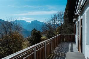 un balcón de una casa con vistas a las montañas en Apartment Perlita, en Amden