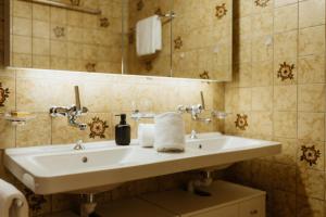 Et badeværelse på Apartment Enzian + 12 billeder