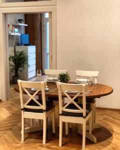 a wooden table with four chairs and a wooden table at Ferienwohnung Kotterer - Innenstadt Speyer in Speyer