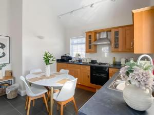 cocina con mesa y sillas blancas en The Guards Quarters - Uk47594, en Silloth 29 fotos más